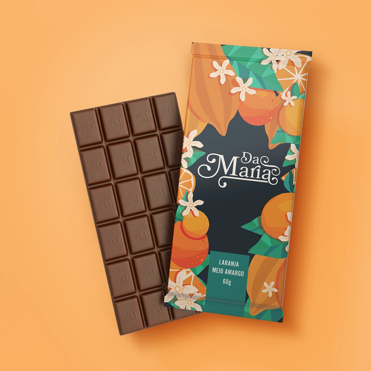 Embalagem Da Maria ilustrada com laranjas ao lado de uma barra de chocolate