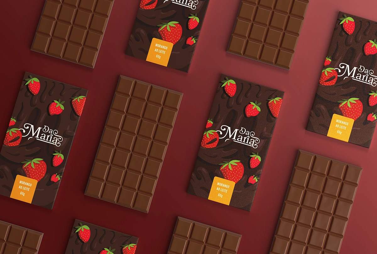 Composição de chocolates Da Maria e embalagens com morangos ilustrados sobre fundo vermelho