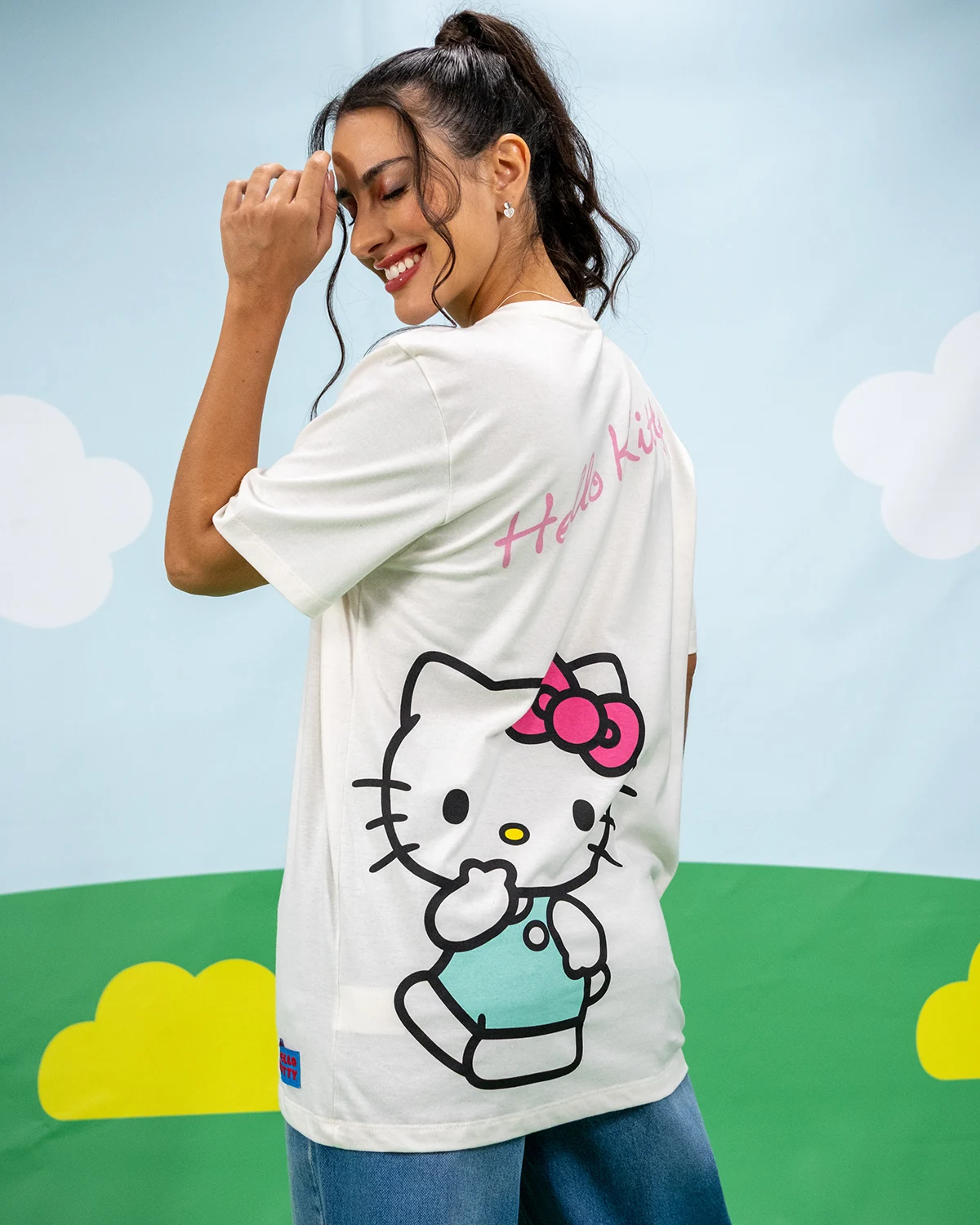 Aplicação de Hello Kitty em camiseta de produto licenciado — Lojas Objetiva