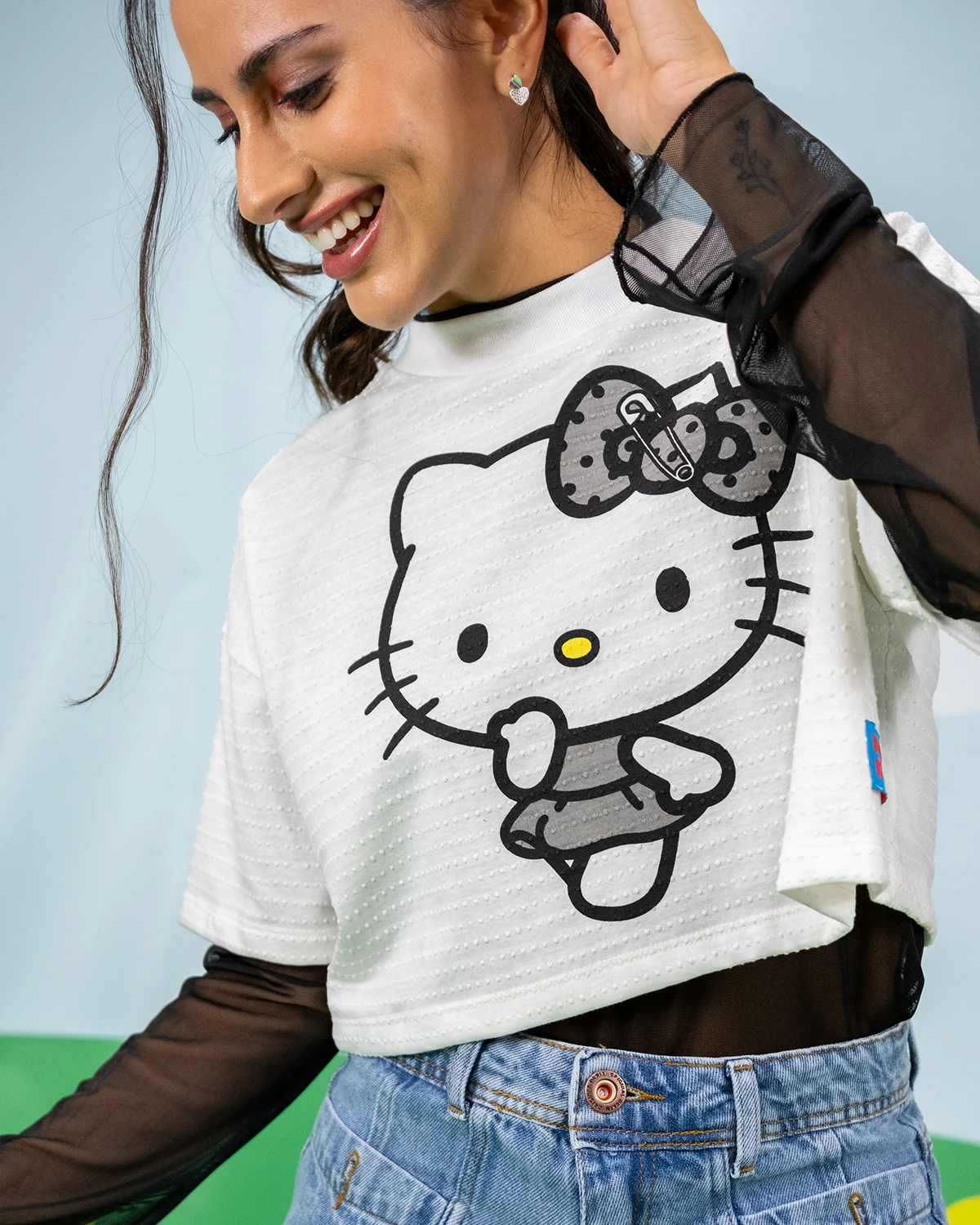 Detalhe de Hello Kitty em camiseta branca de produto licenciado — Lojas Objetiva