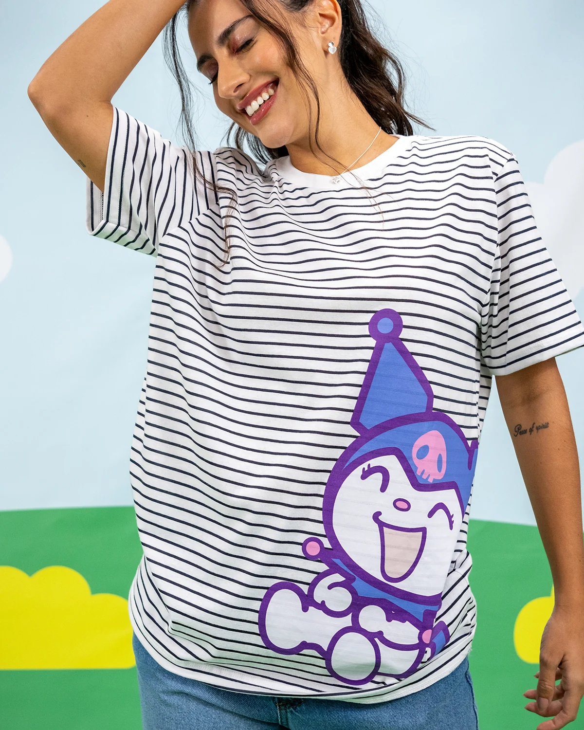 Camiseta listrada com personagem Sanrio em produto licenciado — Lojas Objetiva