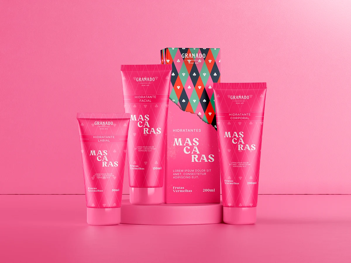 Conceito acadêmico de máscaras de skincare em tubos e caixa rosa com grafismos geométricos