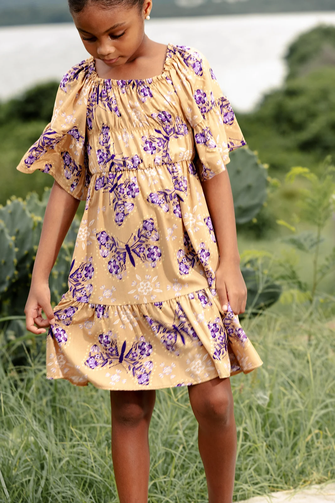 Vestido infantil amarelo com desenhos roxos — Lojas Objetiva