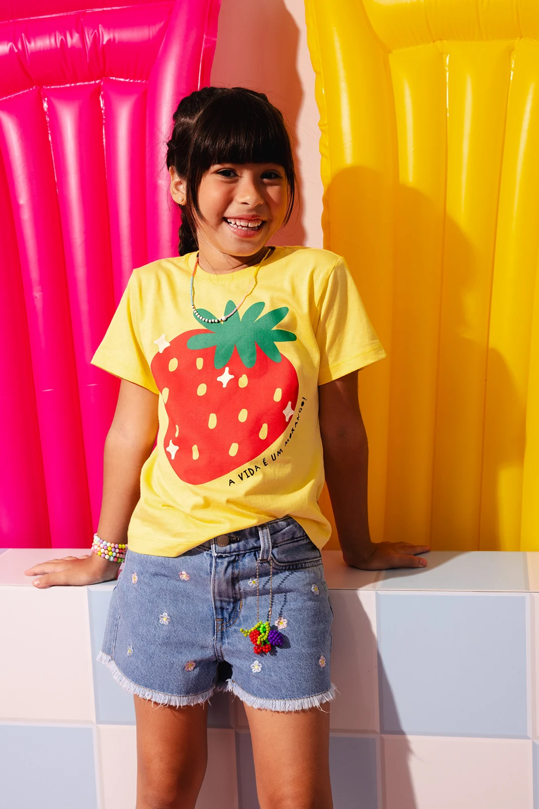 Camiseta infantil amarela com estampa de morango — Lojas Objetiva