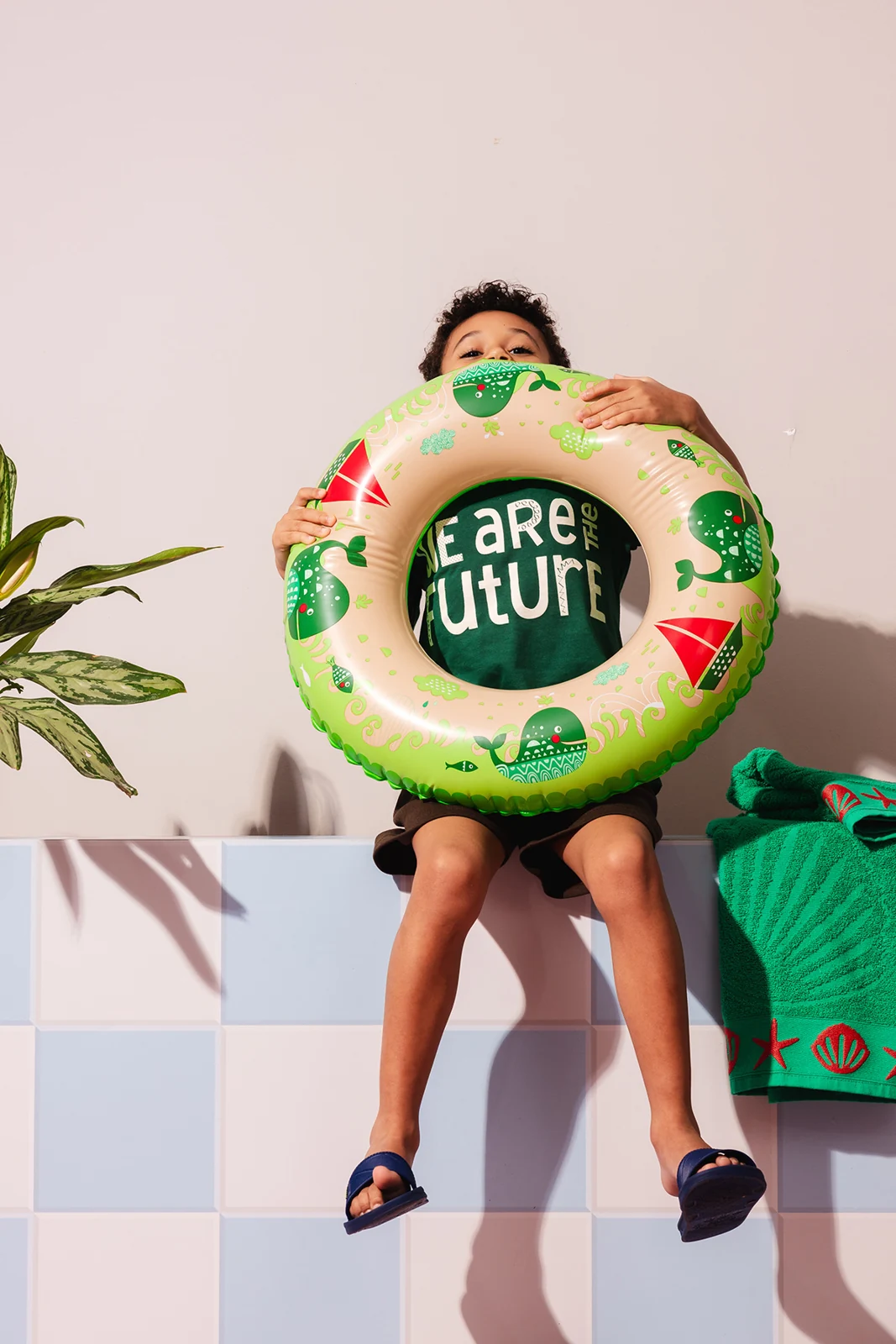 Camiseta infantil com estampa localizada e fotografia com boia — Lojas Objetiva